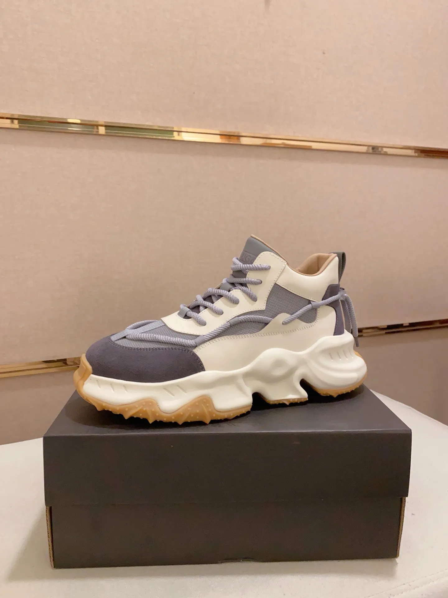 Factory price: 760💰(high-end goods) UGG❄️❄️The latest fashionable men's shoes👟 1:1⃣️Quality, fabric: high-end quality first-layer cowhide imported from Europe. Lining: wool lining, sole: pure imported foam outsole. ❤️High-end goods, fine workmanship, trendy and fashionable. The fit is very classy. If you know the goods, you will not be able to refuse😍😍Number of codes: 39-44